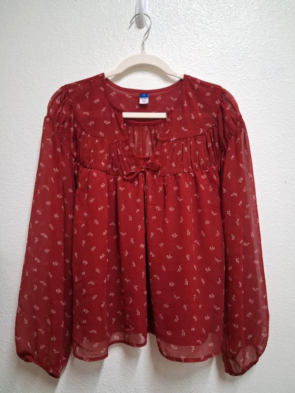Old Navy Women’s Medium Red Ivory Ditsy Floral Chiffon Tie Neck Blouse